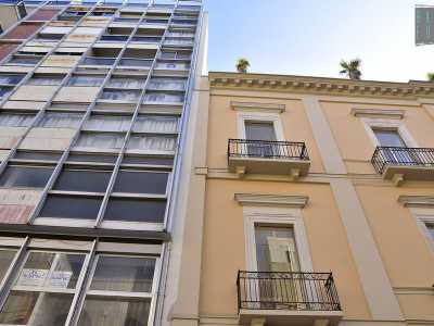 Foto 3. Ci spostiamo ora su via Sparano dove, di fronte alla chiesa di San Ferdinando, il ristrutturato e fine palazzo color crema che ospita un famoso negozio di abbigliamento � costretto ad avere come vicino un terrificante edificio fatto interamente di finestre rettangolari e serrande arrugginite (foto di Gennaro Gargiulo)